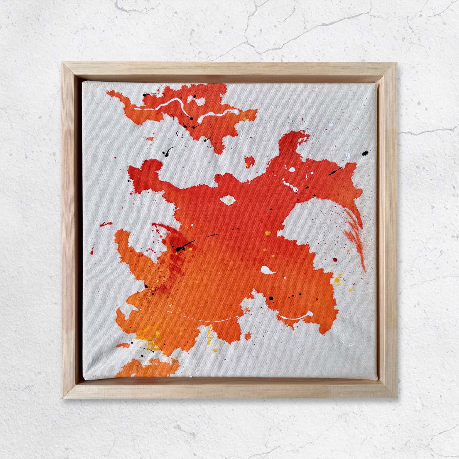 Eine Leinwand mit orangene verlaufen Farben. Gerahmt in einem Schattenfugenrahmen.